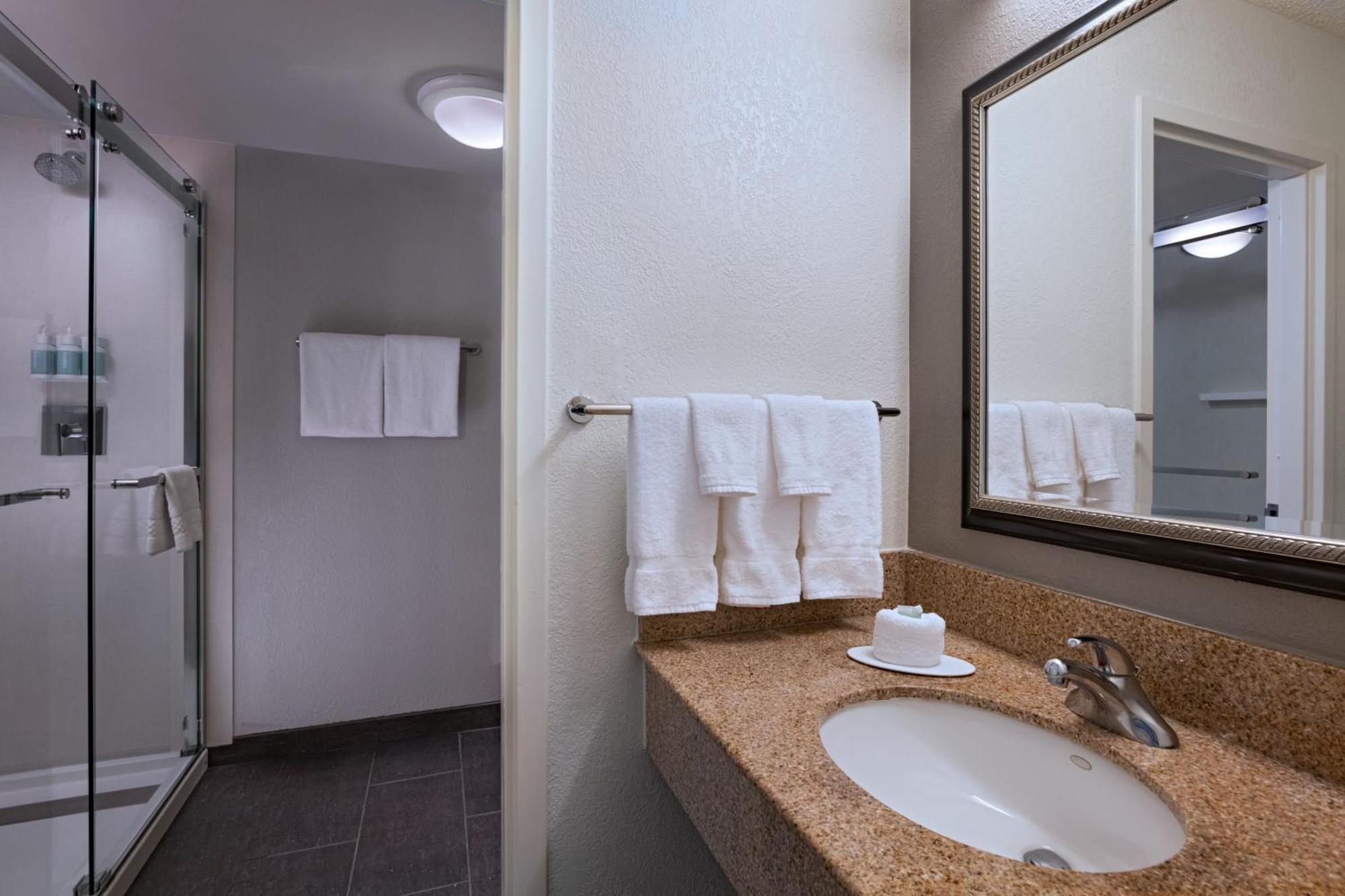 Courtyard By Marriott Dallas Arlington Entertainment District Eksteriør billede